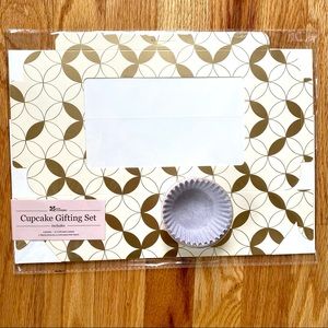 Cupcake Gift Set - gift box, liners and tray!